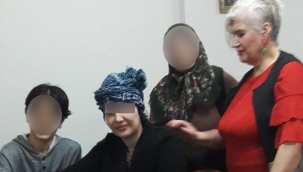 Annesinin bacağını kesip etlerini bıçakla kemikten ayırmış