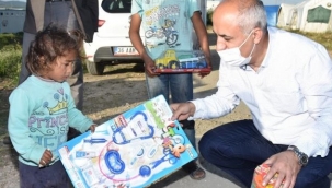Çadırlarda yaşayan çocukların oyuncak sevinci