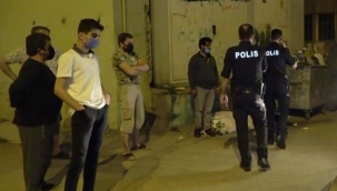 Darp edilip parası alınan evsiz adama polis şefkati