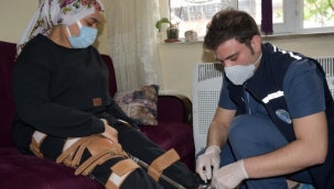 Genç kız evde bakım hizmetiyle yeniden yürümeye başladı