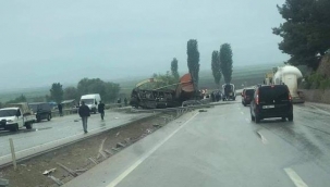 Hafriyat yüklü tır devrildikten sonra 100 metre sürüklendi