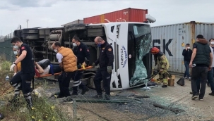 İşçi servisi yan yattı: 1 ölü, 20 yaralı