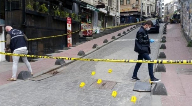 İstanbul'da silahlı çatışma anları kamerada: Çocuğunu bırakıp böyle kaçtı