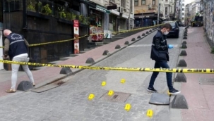 İstanbul'da silahlı çatışma anları kamerada: Çocuğunu bırakıp böyle kaçtı