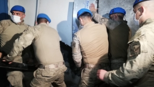 Jandarmadan duvar yıkımlı kumar baskını