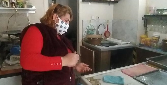 Kadın esnafın dükkanına giren hırsız çantayı çalıp kayıplara karıştı
