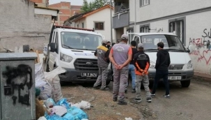Kamyonet park halindeki araca çarptı