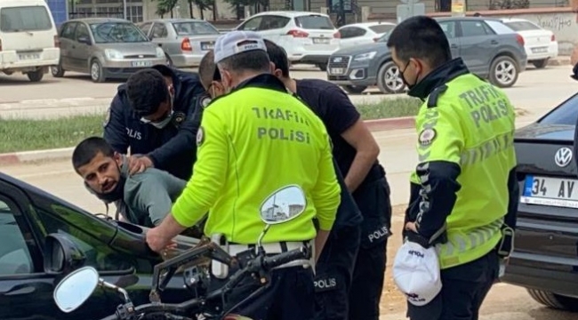 Kısıtlamada 'dur' ihtarına uymadı, polisin üzerine sürünce böyle etkisiz hale getirildi