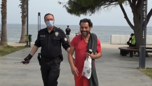 Kısıtlamada sokakta yakalanıp ceza yiyince polislerin elini öpmek istedi