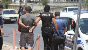 Kısıtlamayı ihlal etti, polisin üzerine yürüdü