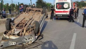 Otomobil duvara çarpıp takla attı: 1 yaralı