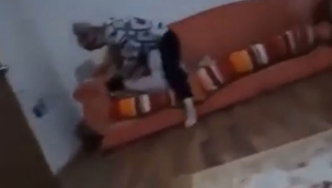 Tahliye olunca kızının ayağına sarılarak af diledi