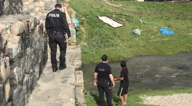 Tam kapanmada nefes kesen kovalamaca... Derede yüzenler polisi görünce böyle kaçtı