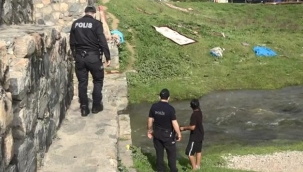 Tam kapanmada nefes kesen kovalamaca... Derede yüzenler polisi görünce böyle kaçtı