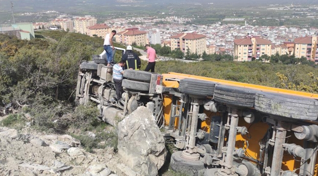 Tır kontrolden çıkıp devrildi, sürücü ölümden döndü