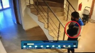 Bir çiftini giydi, bir çiftini cebine soktu
