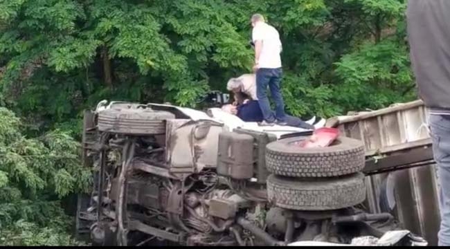 Bursa'da virajı alamayan kamyon şarampole yuvarlandı
