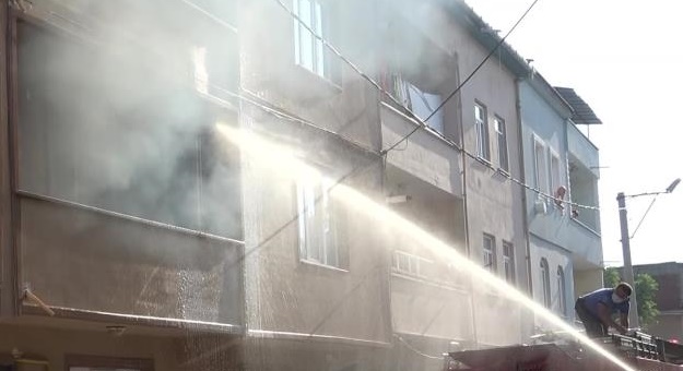 Evini yaktı, polise direndi