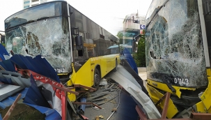 Freni boşalan İETT otobüsü metro inşaatına daldı