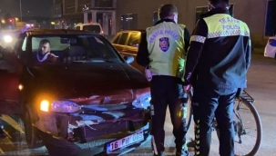 İki otomobil çarpıştı: 3 yaralı