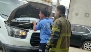 Kamyonete giren yılanı itfaiye çıkardı