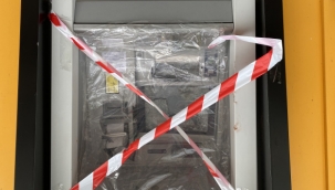 Kartı sıkışınca ATM'yi taşladı