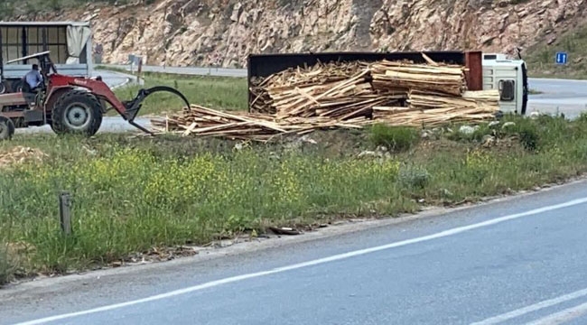 Kereste yüklü kamyon devrildi