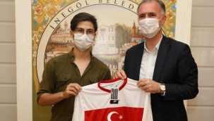 Milli forma talihlileri hediyelerini aldı