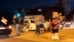 Motosiklet ve otomobil çarpıştı:2 ağır yaralı