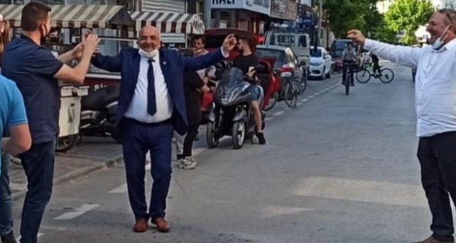 Muhtar seçilince çiftetelli oynadı