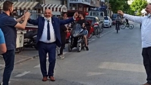 Muhtar seçilince çiftetelli oynadı