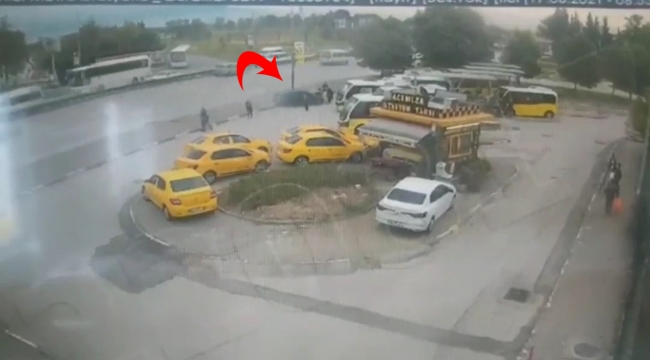 Otomobilin durağa daldığı kaza kamerada..
