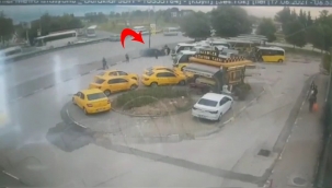 Otomobilin durağa daldığı kaza kamerada..