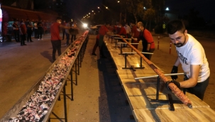 Restoranların açılışı şerefine 35 metrelik kebap