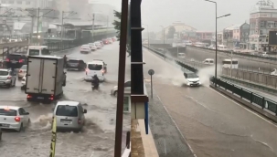 Sağanak yağış trafiği felç etti