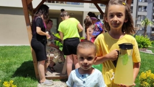 Sokak hayvanları için limonata yapıp satıyorlar
