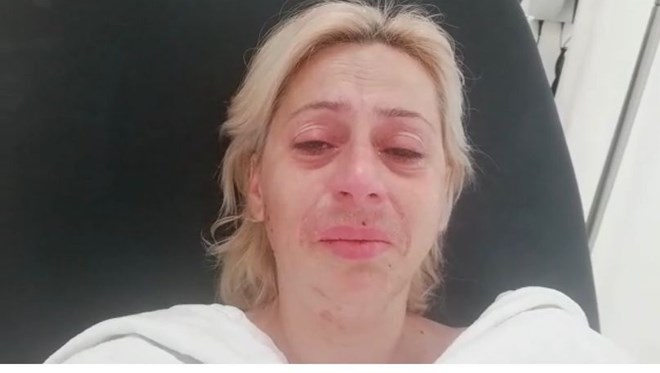 Hayvanları besleyen kadını dövdüler