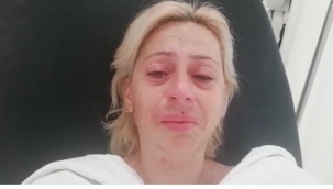 Hayvanları besleyen kadını dövdüler