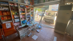 Tartıştığı kardeşinin dükkanına kamyonetle girdi