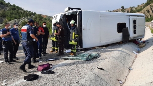 Tur otobüsü devrildi: 4'ü ağır 15 yaralı
