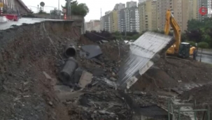 Yağışın etkisiyle yol çöktü