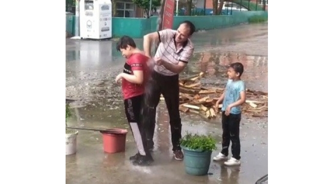 Yağmur suyunda aile boyu duş