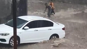 Aniden bastıran yağmur çocukları sürüklüyordu