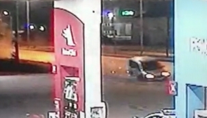 Araç petrol istasyonuna daldı: O anlar kamerada