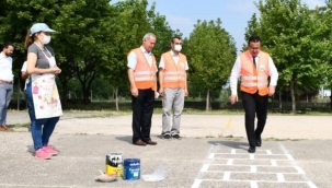 Başkan okulu boyadı, çocuklarla seksek oynadı