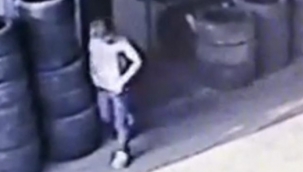 Bilgisayarı tişörtünün içine koyup çaldı