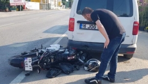 Duran araca çarpan motosiklet sürücüsü yaralandı