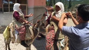 Eşeğinin üstündeyken aşısı vuruldu