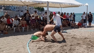 Güreşçiler plajda hünerlerini sergiledi