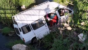 İşçileri taşıyan minibüs dereye uçtu: 5 yaralı